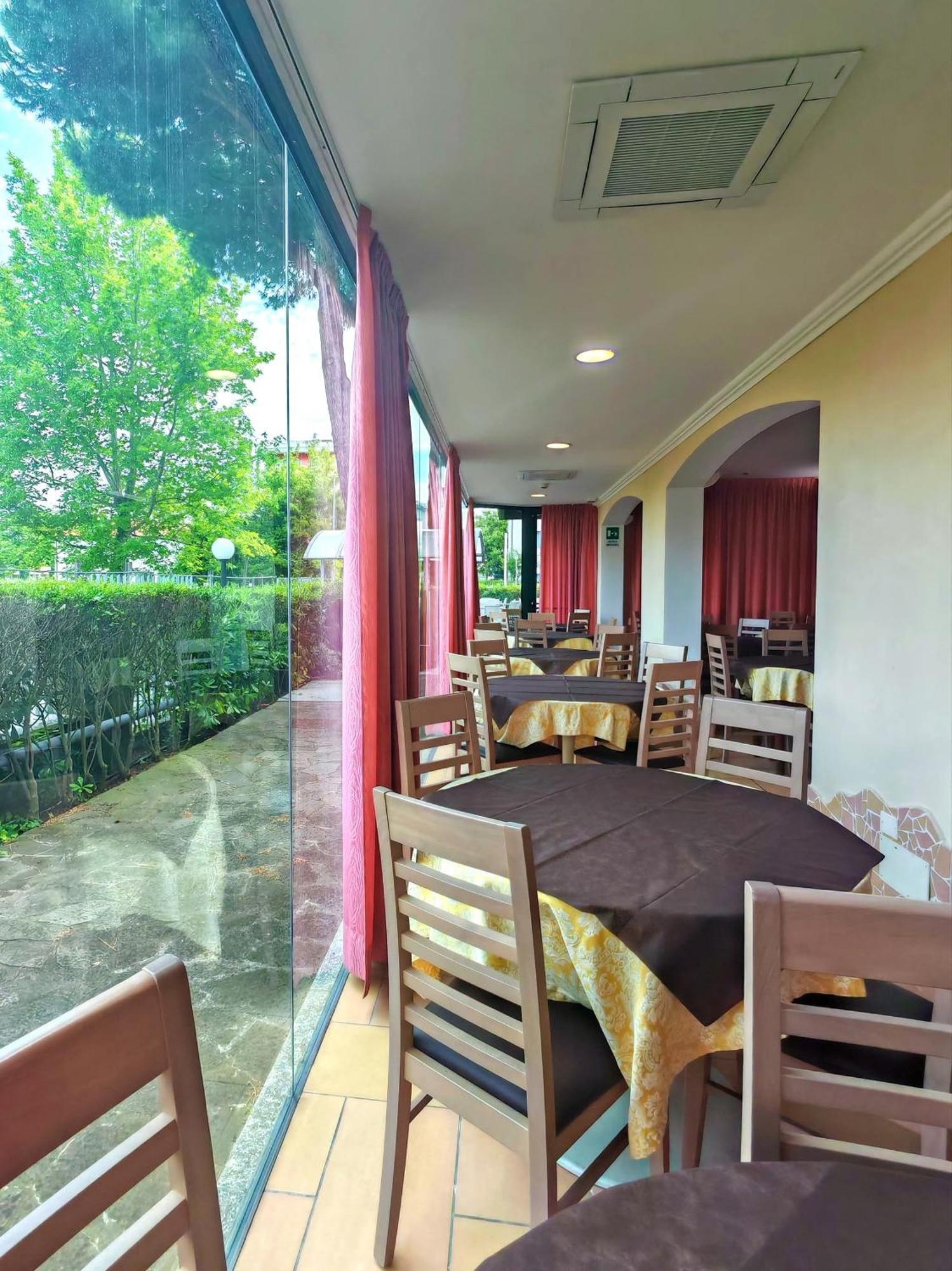 Hotel Etna - Nuova Gestione Romagnola All-Inclusive Spiaggia Parcheggio Riccione Dış mekan fotoğraf
