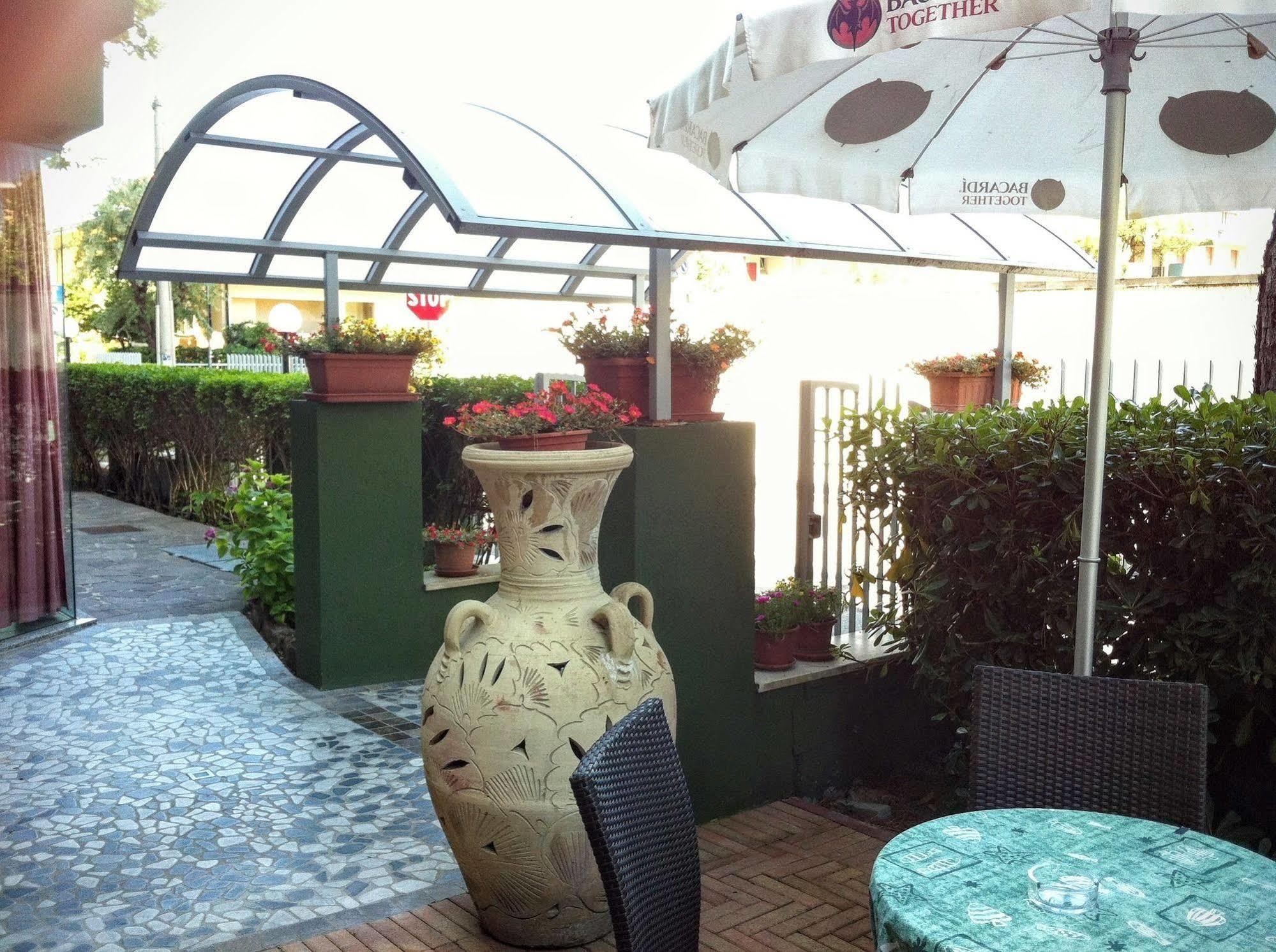 Hotel Etna - Nuova Gestione Romagnola All-Inclusive Spiaggia Parcheggio Riccione Dış mekan fotoğraf